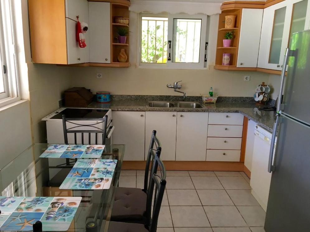 Apartment Near Airport And Beach Артемида Екстериор снимка