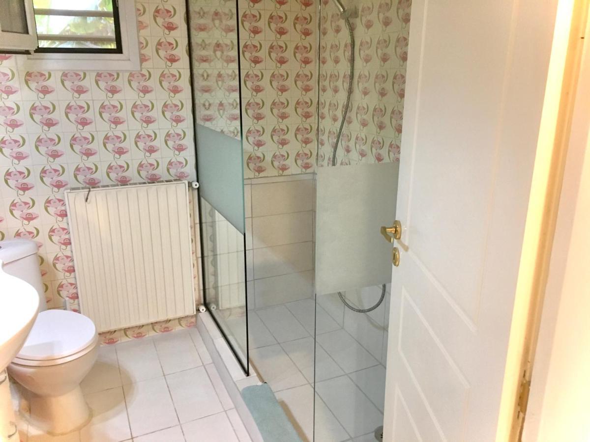 Apartment Near Airport And Beach Артемида Екстериор снимка