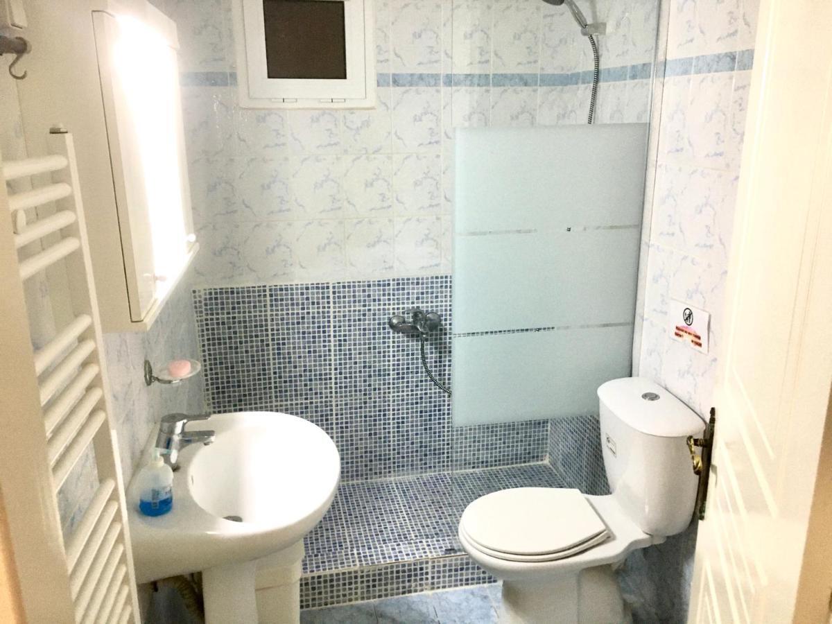Apartment Near Airport And Beach Артемида Екстериор снимка